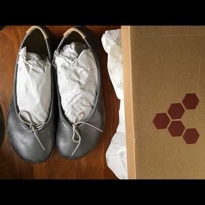 Vivo barefoot silver flats